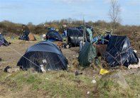 مهاجرون يخيطون شفاههم احتجاجا على إزالة مخيم في كاليه