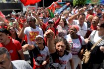 تظاهرة لانصار لولا دا سيلفا في ساو باولو تندد بتعرضه 