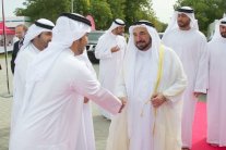 حاكم الشارقة يشهد انطلاق مسيرة فرسان القافلة الوردية