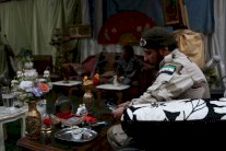 جلسات شاي وألعاب لمقاتلي المعارضة السورية في حلب