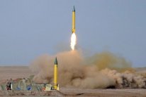 ثوري إيران يختبر صواريخ باليستية