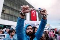 باريس ترفض الوصاية على (زمان) التركية