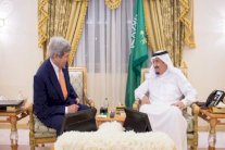 الملك سلمان يستعرض مستجدات المنطقة مع كيري