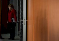 ميركل ترفض اغلاق طريق البلقان امام المهاجرين لكنها تستفيد منه