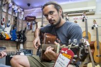 موسيقى اسرائيلي يحظى بالشهرة بعد ضربه فلسطينيا