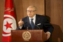 تونسيون يعترضون على زلاّت السبسي حول الارهاب