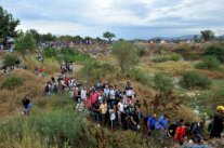 ايواء لاجئين سوريين في مقدونيا بعد ثلاثة ايام امضوها في بستان