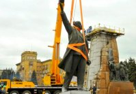 أوكرانيا تُفكّك أكبر تمثال للينين