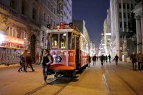 توقيف ثلاثة