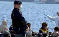 اعتراض 127 مهاجرا معظمهم من الباكستانيين قبالة شواطىء اليونان