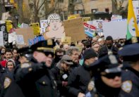 تظاهرات ضد ترامب في نيويورك وأريزونا