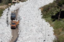 شاحنات بدأت برفع النفايات المكدسة في لبنان