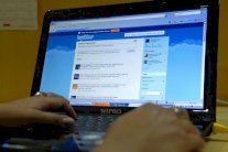 عصفور تويتر الأزرق الصغير يغرّد منذ عشر سنوات