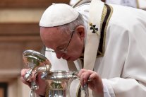 البابا يغسل اقدام مهاجرين بينهم مسلمون خلال قداس الخميس