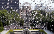 كيري سيزور نصب ضحايا القنبلة النووية في هيروشيما 