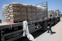 إسرائيل تجمّد إدخال مواد البناء إلى قطاع غزة