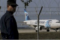 طرائف حدثت داخل الطائرة المصرية المخطوفة