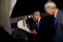 كيري يحث إيران على المساهمة في السلام بسوريا واليمن