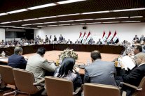 علاوي لإبعاد العبادي وطهران تدعم مبادرة إصلاح للحكيم 