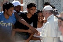 البابا فرنسيس للمهاجرين في ليسبوس: لستم وحدكم!