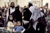 استطلاع حول مسلمي بريطانيا يثير جدلاً جديداً