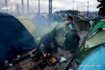 مئات المهاجرين بدأوا بمغادرة مخيم ايدوميني إلى اليونان