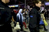 حوالى 50 مهاجرا يحاولون العبور بالقوة من ايطاليا الى فرنسا