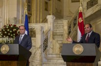 السيسي يدافع عن سجل حقوق الإنسان إثر لقائه هولاند