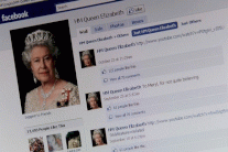 الملكة إليزابيث تبحث عن مدير لحساباتها على وسائل التواصل