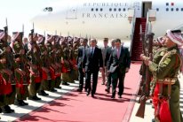 هولاند يحطّ في عمّان لمحادثات مع عبدالله الثاني