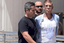 خاطف الطائرة المصرية يرتدي قميصًا عليه شارة