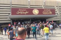 الصدر يلوح بإسقاط الحكومة معتكفاً لشهرين