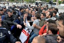 الشرطة التركية تفرق تظاهرة مؤيدة للعلمانية أمام البرلمان