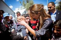 رانيا العبدالله تزور مخيم لسبوس اليوناني