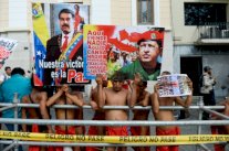 المحكمة العليا بفنزويلا تقلص سلطات البرلمان الذي تهيمن عليه المعارضة