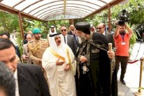 الملك حمد يزور الكنيسة المصرية