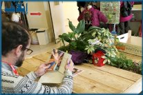 متجر باريسي يعرض بضائعه مجانًا