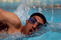 لاجئ سوري مبتور الساق يحمل الشعلة الأولمبية في مخيم لاجئين باليونان