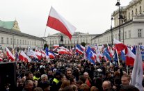 240 الف متظاهر ضد الحكومة في شوارع وارسو