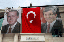 إبعاد داود أوغلو مسمار في نعش الديموقراطية التركية