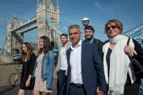 ابن سائق الحافلة الباكستاني يهزم ابن الثراء البريطاني 