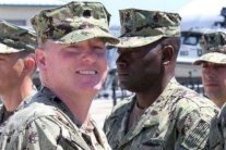 طرد قائد معتقلي إيران من جنود (المارينز)