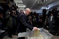 القوميون الأتراك يفشلون في تنحية رئيس حزبهم