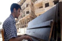 عازف بيانو يغني أوجاع سوريا في المانيا