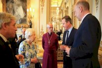 كاميرون يعرض نفسه للسخرية أمام الملكة!