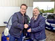 كاميرون يشتري لزوجته أرخص سيارة في العالم !