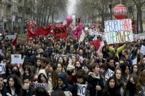 نصف الفرنسيين مع سحب مشروع قانون العمل 