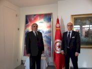 سفير تونس يهدي لوحة إيقاع السلام لجامعة أكسفورد