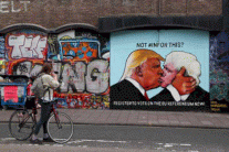 قبلة حميمة بين ترامب وبوريس جونسون على جدارية بريطانية