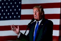 تقدم ترامب للمرة الأولى على كلينتون في الاستطلاعات